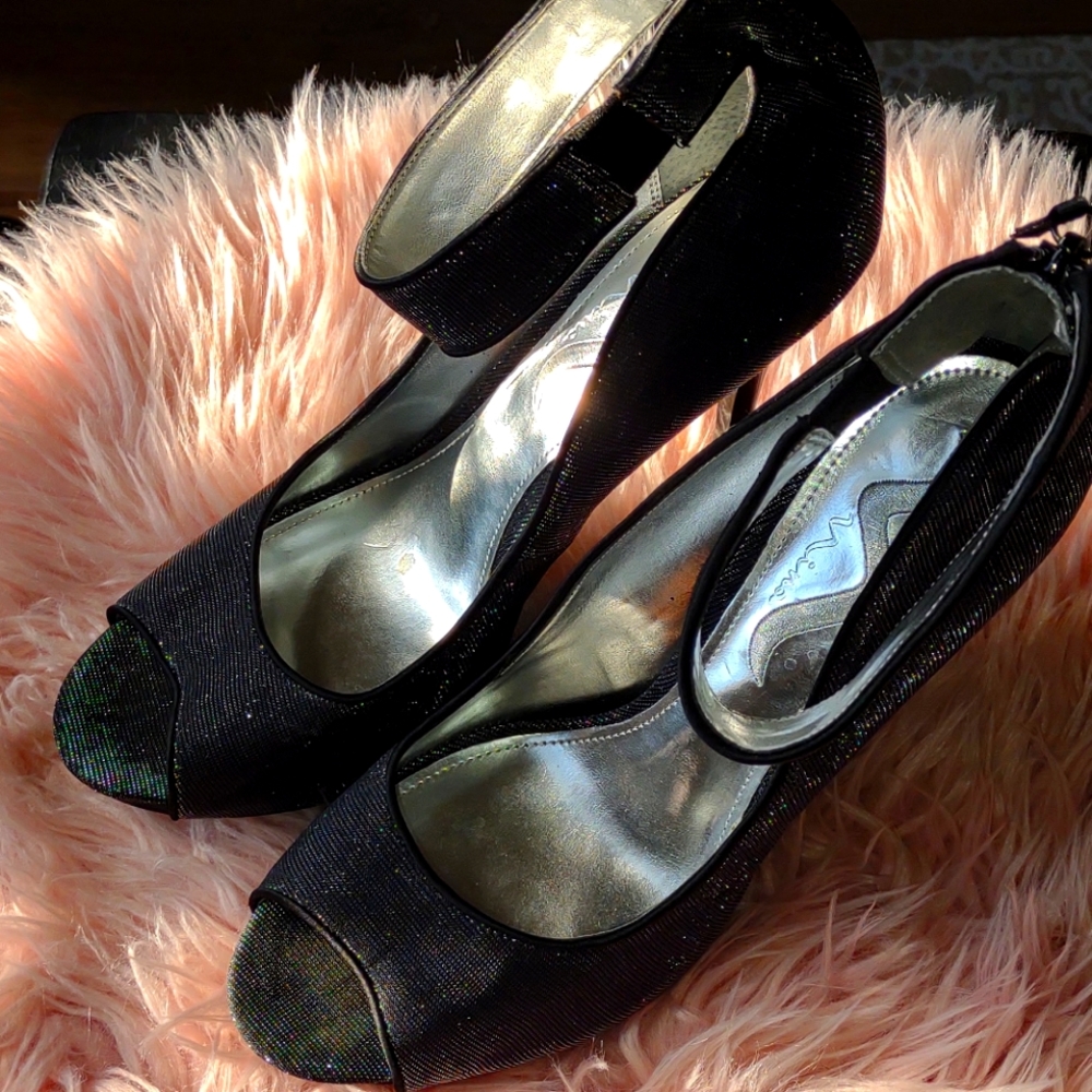 Nina smokey grey, silver, black shiny heels w ankle strap, New, size 11